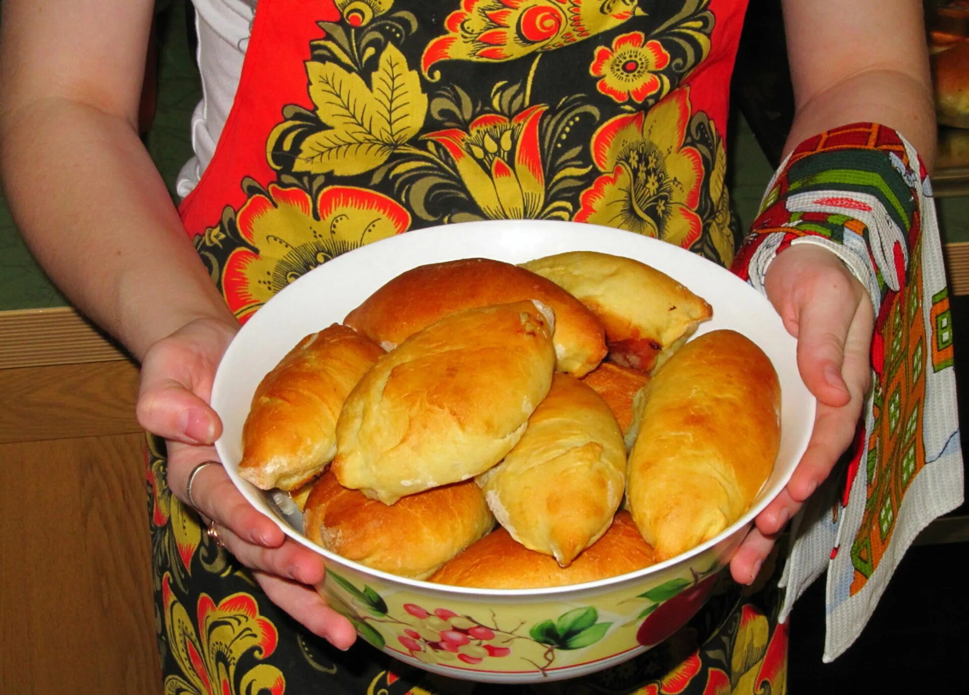 Пирожки на столе. Печь пироги. Русские пирожки. Домашние пирожки. Танечка угости бабушку своим пирогом