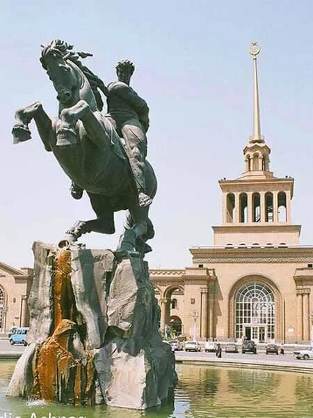 Номер 8 ереван баку. Памятник Давиду Сасунскому.