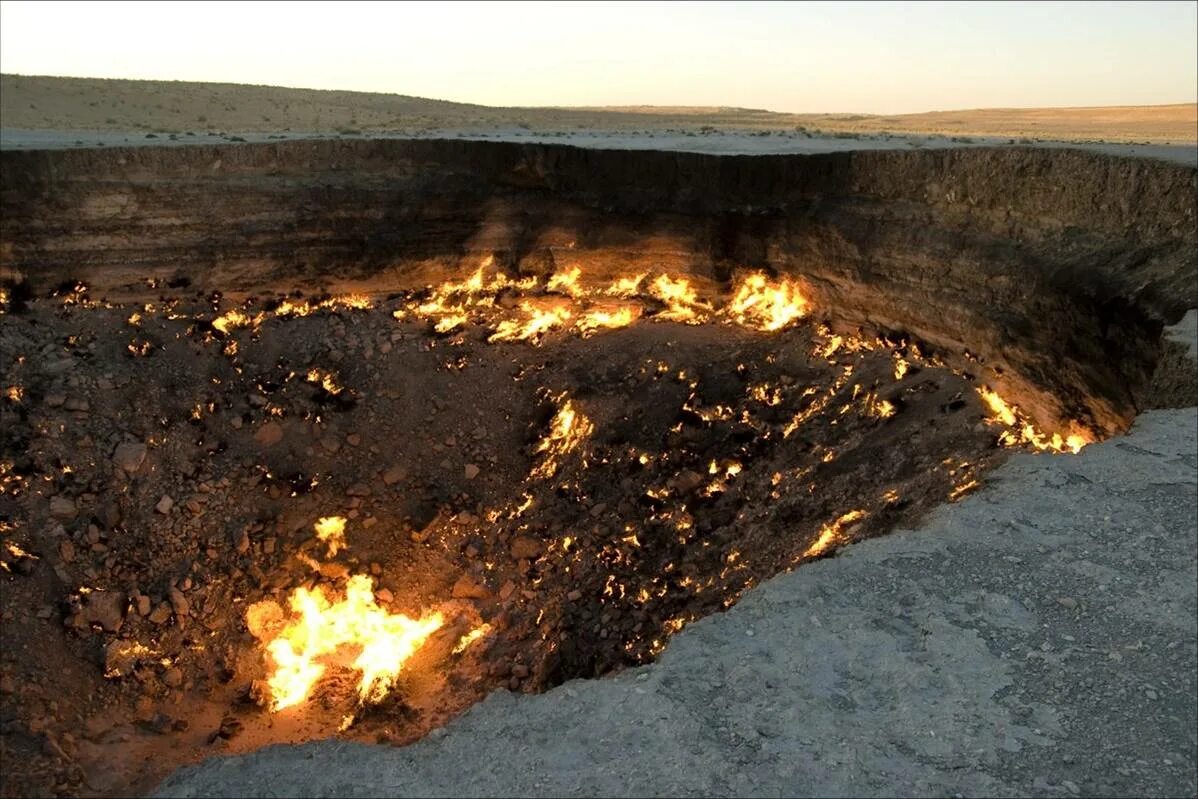 Выход из земли. "Врата ада" (Дарваза), Туркменистан. Джордж Коронис Дарваза. Газовый кратер врата ада Туркменистан. Дарваза грязевой кратер.
