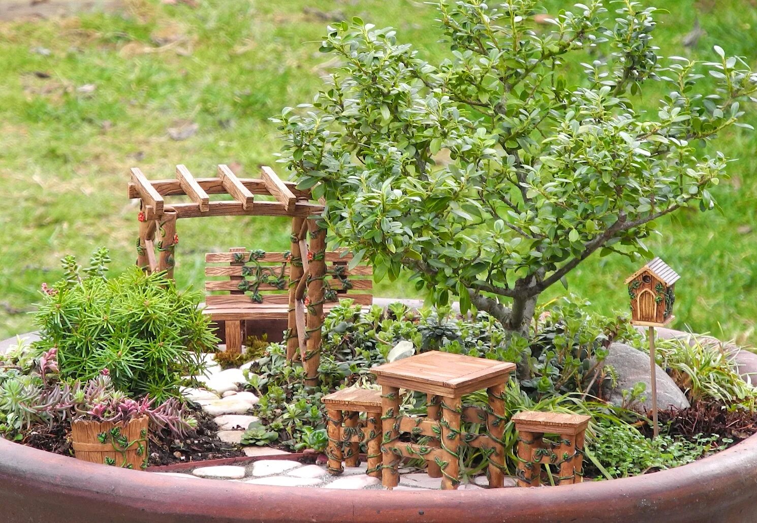 Деревянный декор для сада. Декор дачного участка. Декорации из дерева для сада. Идеи садового декора. Фото дачных поделок