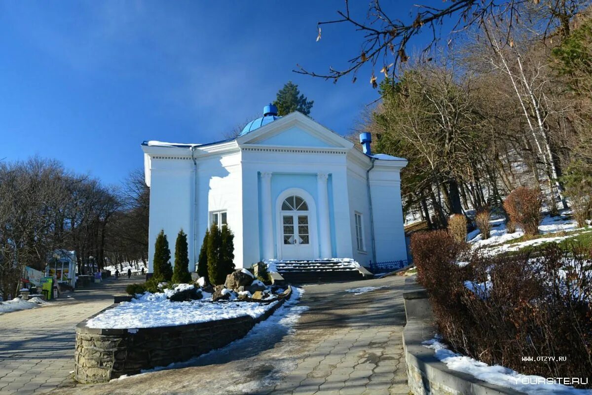 Бювет в железноводске. Славяновский бювет Железноводск. Славяновский источник в Железноводске. Смирновский бювет Железноводск. Курортный парк Железноводск Славяновский источник.