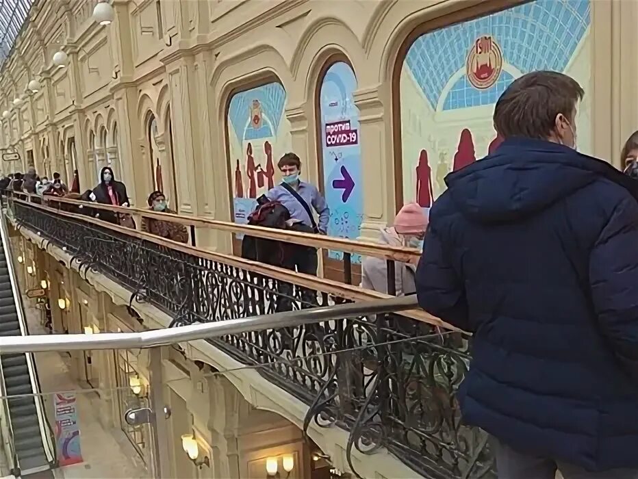 В знаменитый ГУМ люди выстроились не за товарами, а за прививкой. Новости на "Ро