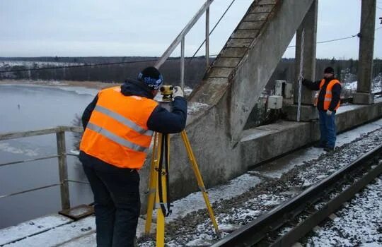 Техническое обследование узкоколейного железнодорожного моста. Заброшенная железная дорога валдай крестцы. Станция синячиха алапаевская узкоколейка. Ольгинская узкоколейная железная дорога мост через реку илеза. Техническое обследование узкоколейного железнодорожного моста.