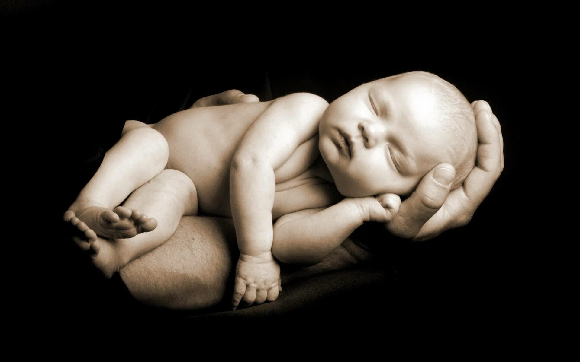 Притча про младенцев в утробе. Фото новорожденных. Младенец на руках. Спящий младенец на руках. Дети на темном фоне.