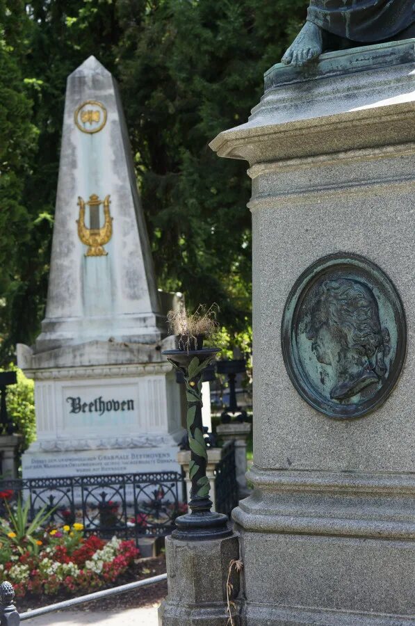 Бетховен похоронен. Могила Бетховена в Вене. Могила Сальери. Могила Антонио Сальери.