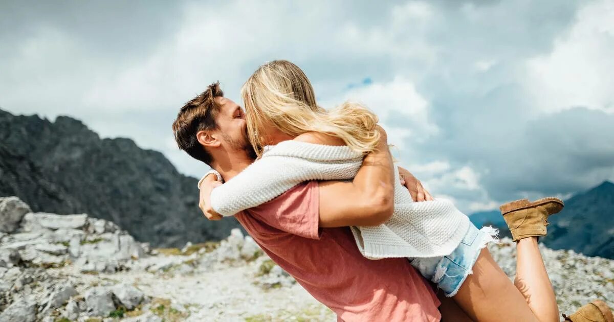 Нежные отношения между мужчиной и женщиной. Отношения пары. Романтичные картинки о любви. Любовь между мужчиной и женщиной. Любовные отношения это что.