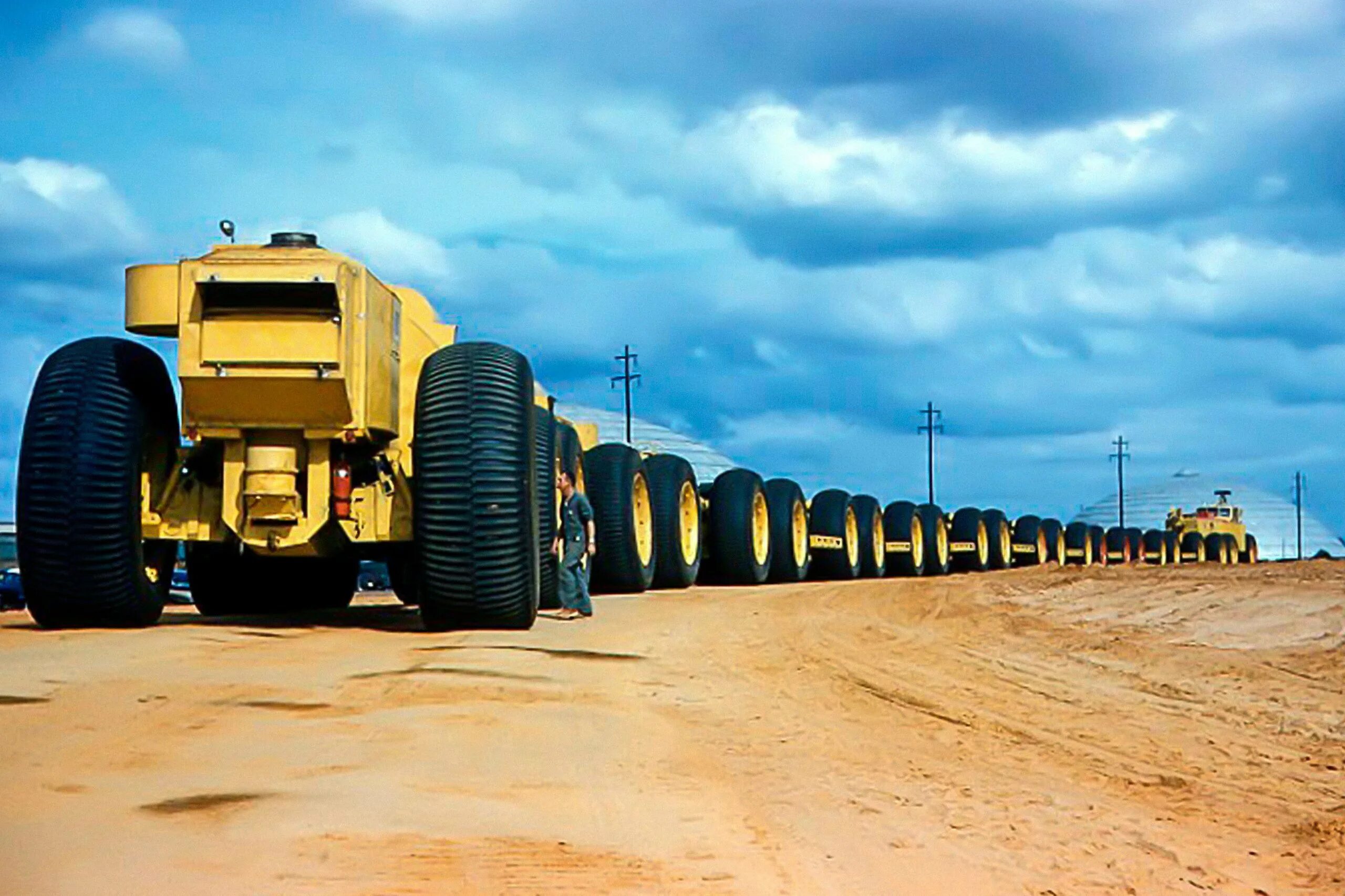 Настоящее большая машина. Letourneau автопоезд LCC-1. Letourneau TC-497 Overland Train Mark II. TC-497 Overland Train. Letourneau TC-497 кабина.