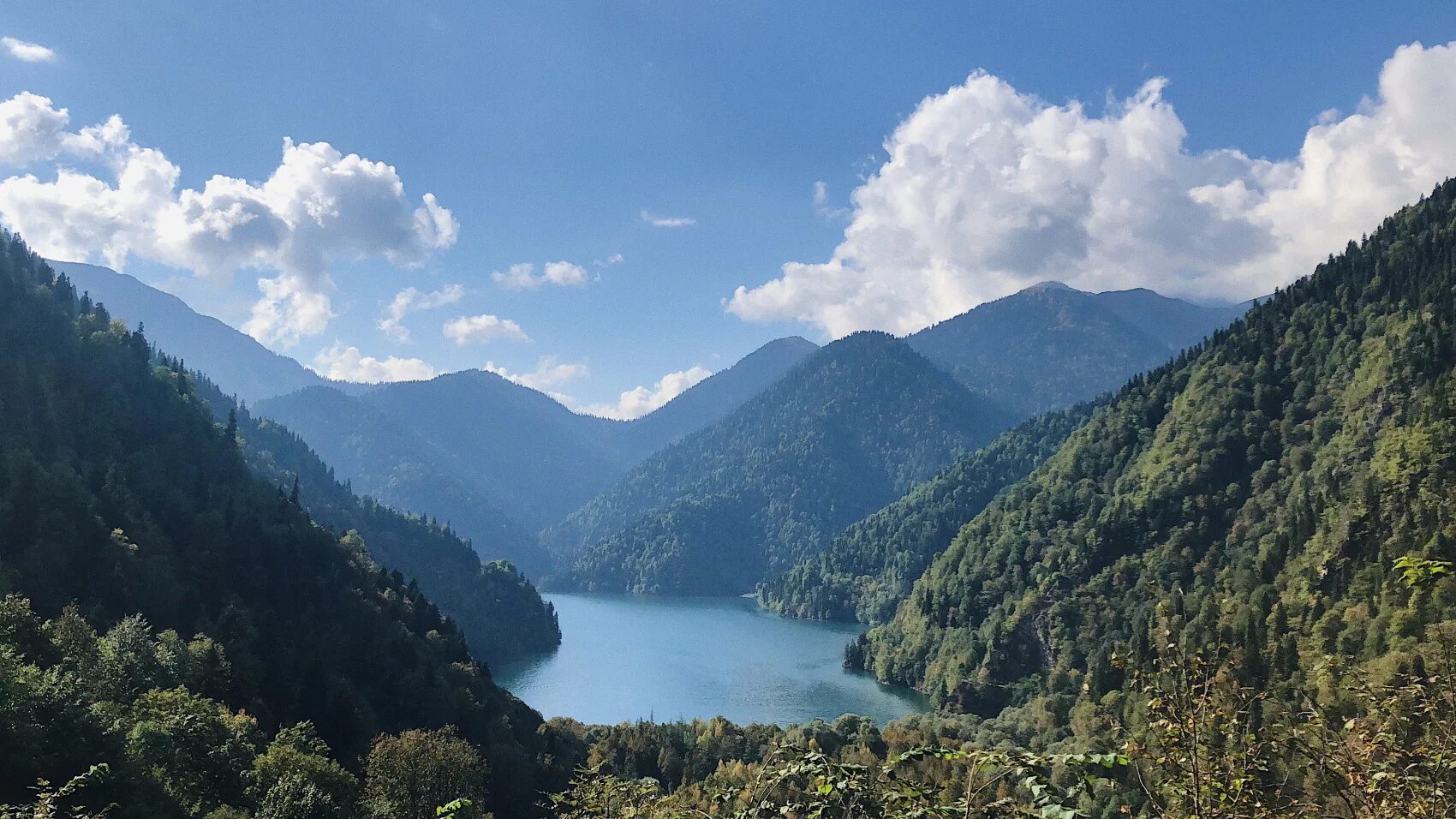 Абхазская республика. Озеро Рица. Грузия озеро Рица. Озеро большая Рица Абхазия. Чабларха Абхазия.
