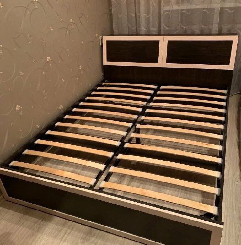 Двуспальная кровать липецк. Двуспальная кровать в разобранном виде. Двухспальная кровать разобранная в коробках. Двуспальная кровать в разобранном виде у стены.