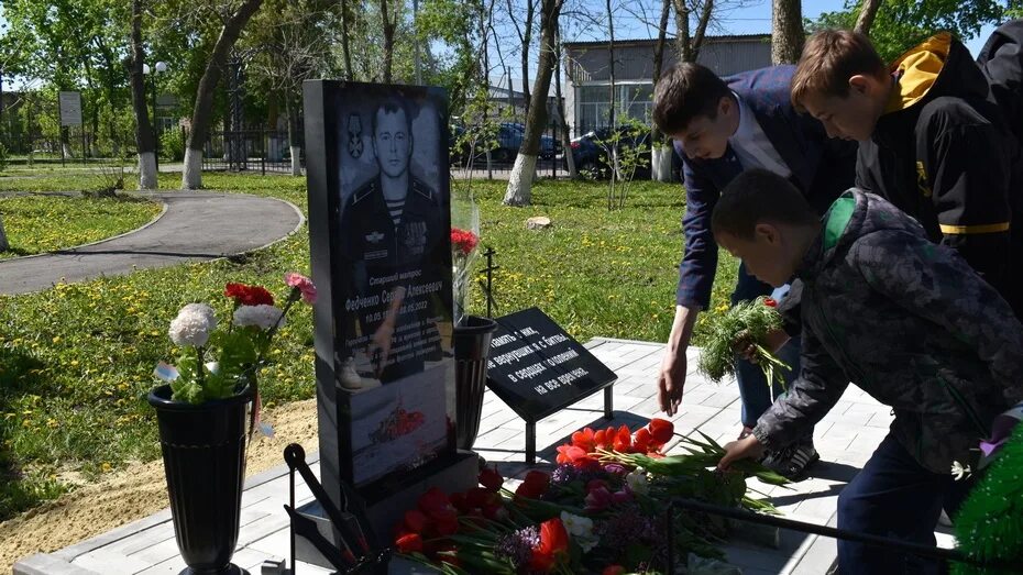 Калуга участник сво. Памятники для погибших в сво. Памятник погибшим в сво. Возложили цветы к памятнику погибшим воинам. Цветы на памятник.