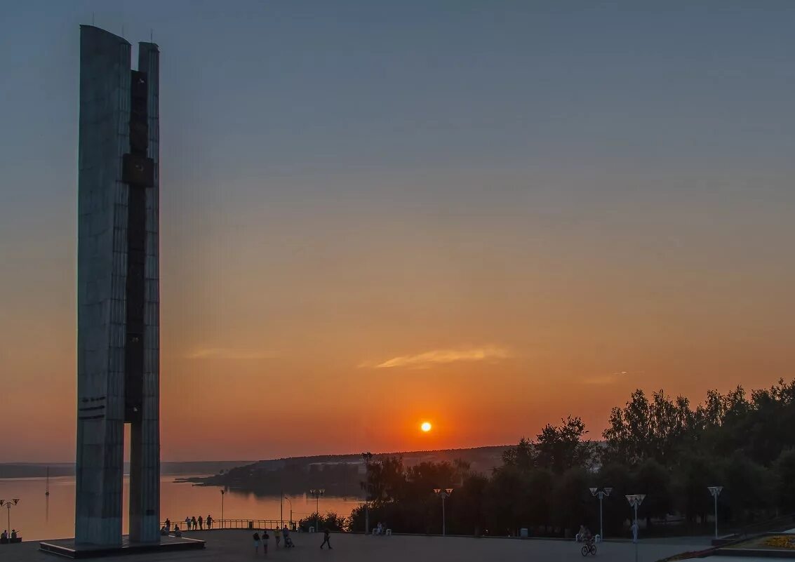 закат в виде флага. красивый рассвет. закат в москве. красивый закат в городе. заход солнца ижевск.