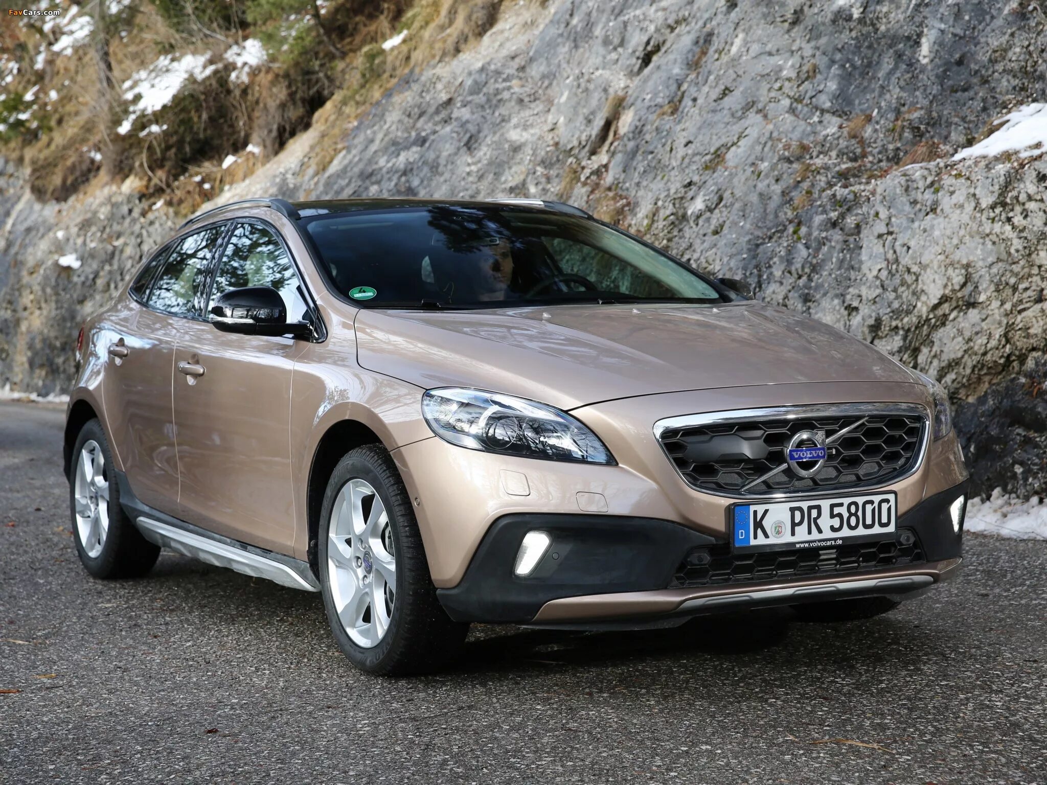 Вольво какой страны машина. Вольво кросс Кантри v40. Вольво v40 Cross. Volvo v40 Cross Country 2012. Volvo v40 Cross Country 2023.