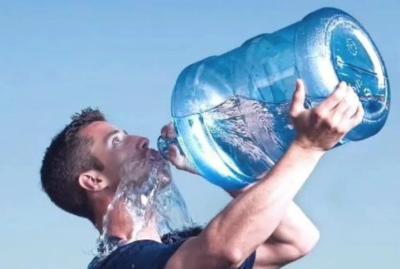 Огромная бутылка воды. Жажда воды. Вода и человек. Много воды. Попить ночью воды