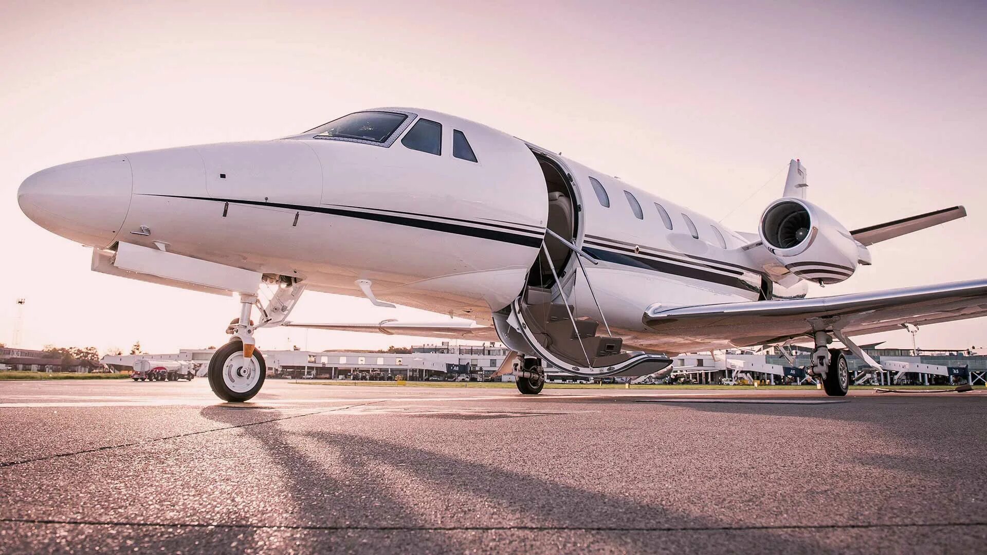 Bombardier global 5000. Самолет бизнес джет салон. Самолет чартер. Gulfstream g550. Частный самолет.