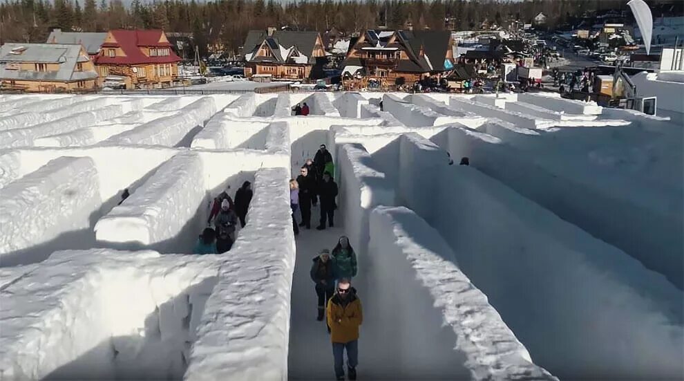 Самый большой сугроб. Снежный Лабиринт в Закопане. Самый большой в мире снежный Лабиринт. Лабиринт из снега Закопане. Самый большой снег.