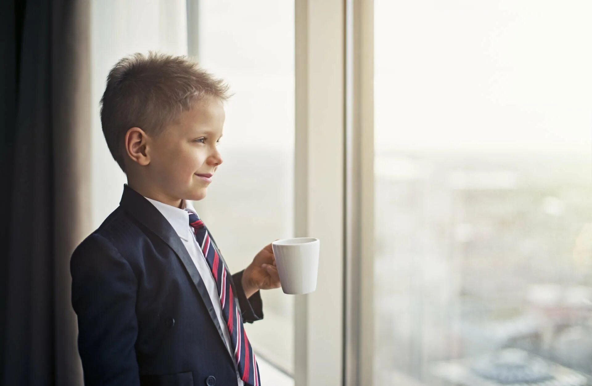 богатый мальчик. маленький босс. деловой ребенок. школьник босс. ребенок в деловом костюме.