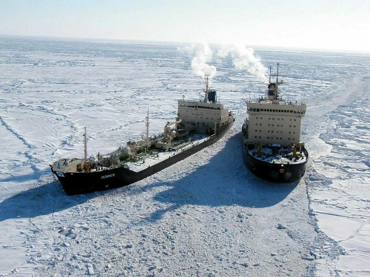 Северный морской путь впервые полностью преодолела. Северный морской путь Севморпуть. Северный морской путь в Арктике. Лихтеровоз Севморпуть. Ледокол Севморпуть.