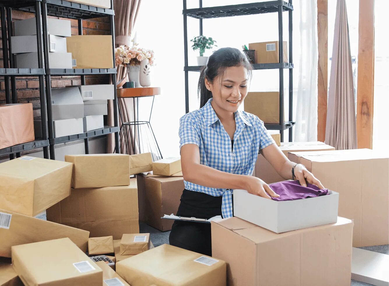 Cannot be shipped. Девушка упаковывает товар. Упаковщик одежды. Девушка упаковывает коробку. Девушка упакованная в ящик.