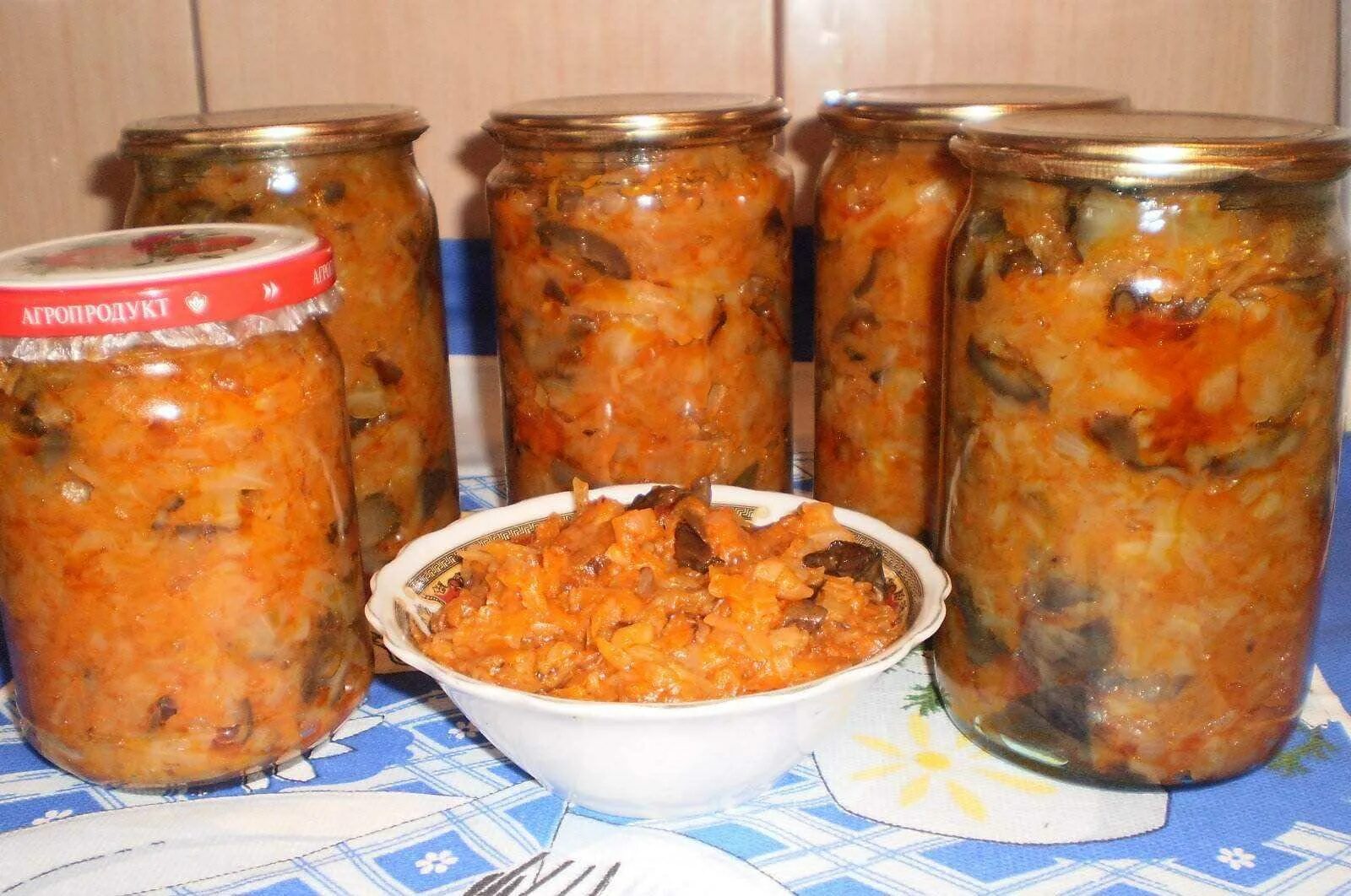 Капуста с грибами на зиму. Капуста морковь перец. помидоры с морковью и луком на зиму. тушеная капуста шутка. зимовка банки.