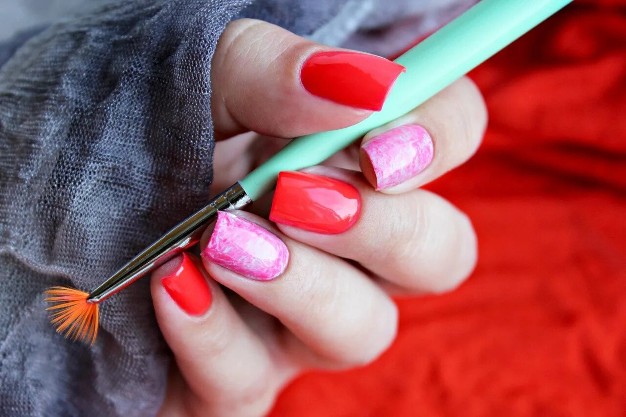 Тонкая кисть для маникюра. Кисти для рисования на ногтях. Кисточки для маникюра. Рисунок кистью на ногтях для начинающих. Кисточки для градиента в маникюре.