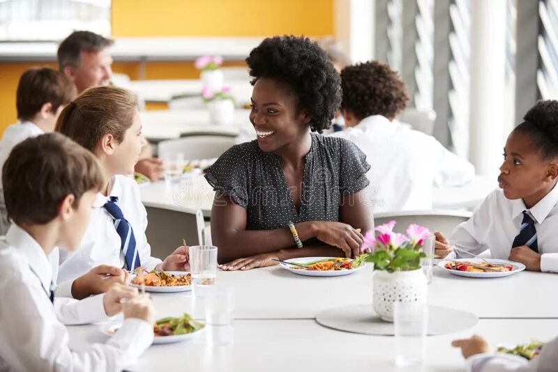 Еду преподаватель. Учитель обедает. Обеды в школе для старшеклассников. Учитель ёда. Люди разных рас сидят за одним столом.