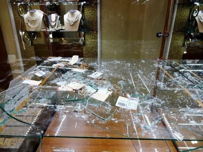 Кража ювелирных магазинов. Разбитая витрина. Разбитые витрины магазинов. Сломанная витрина. Разбитые витрины ювелирного.