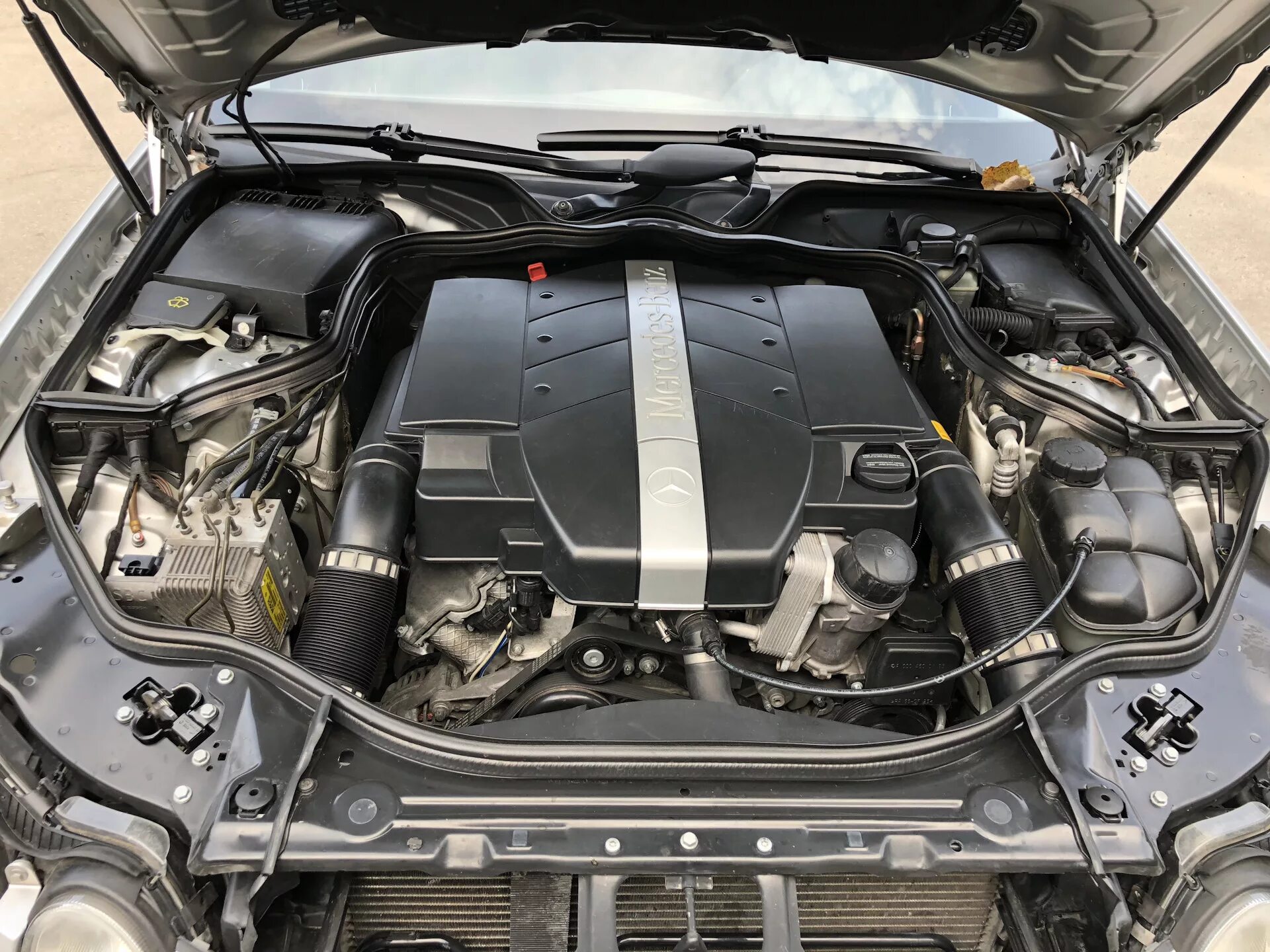 Подкапотка w223 2022. 2 подкапотка. Мерседес 211 мотор. Mercedes benz. W211 5.