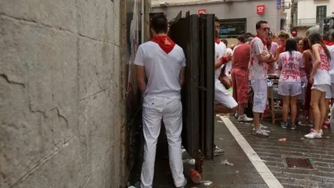 Un líquido repelente salpicará a quien orine en la calle en Sanfermines.