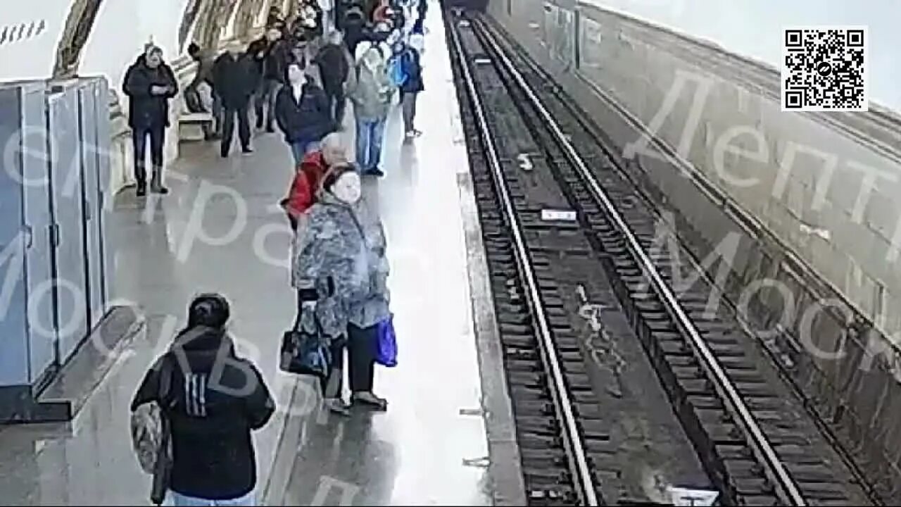 Мужчина столкнул девушку в метро. Столкнул под поезд в метро в Москве. Подростка столкнули под поезд. Поезд метро.