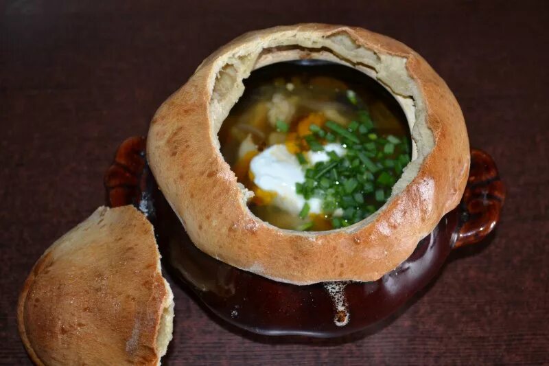 жаркое в горшочках с лепешкой в духовке с. рагу в горшочках. горшочек с хлебной крышкой. щи боярские в горшочке. жаркое в горшочке под тестом.