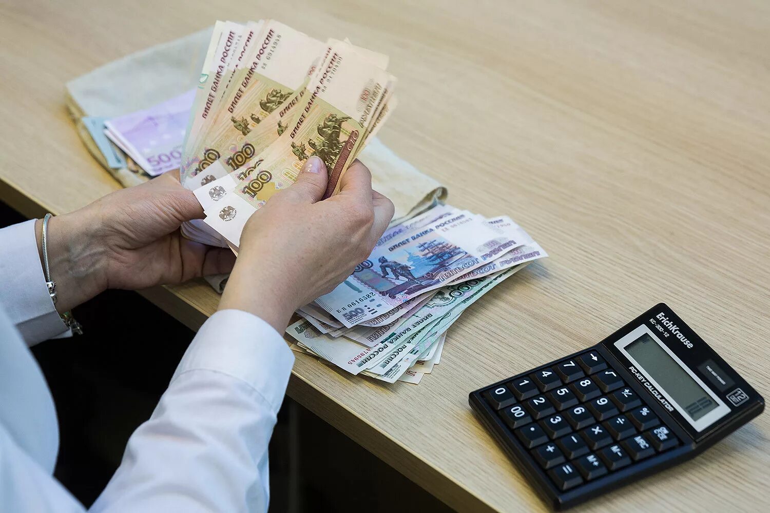 Пенсионерам дадут деньги. Деньги пособия. денежная компенсация. социальные выплаты. выплата денег.