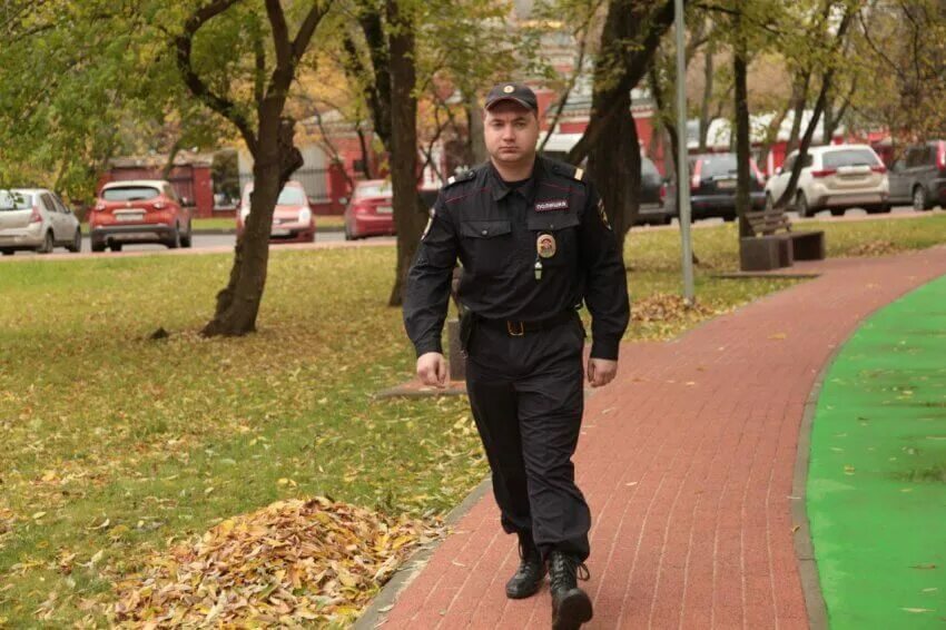 Мвд царицыно. Сержант полиции ППС. Постовой милиционер. Полицейский стоит. Старшина милиции.