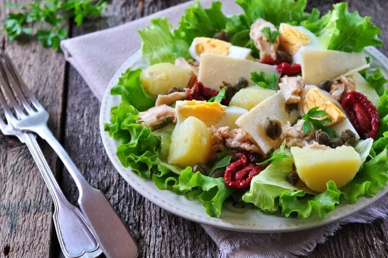 Салат с тунцом айсбергом и яйцом. Салат айсберг с тунцом консервированным. салат с тунцом и айсбергом. салат с каперсами с оливковым маслом. салат из каперсов и тунца.