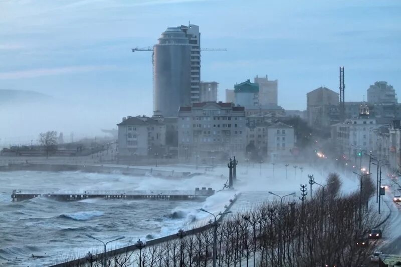 Бора норд ост в новороссийске. Обледеневшая набережная новороссийск. Бора и норд ост. Новороссийск в марте. Норд-ост в новороссийске.