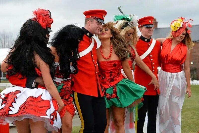 Есть женщина праздник. Скачки grand national ladys day. с праздником женщины. женщины на скачках. красивая женщина на празднике.