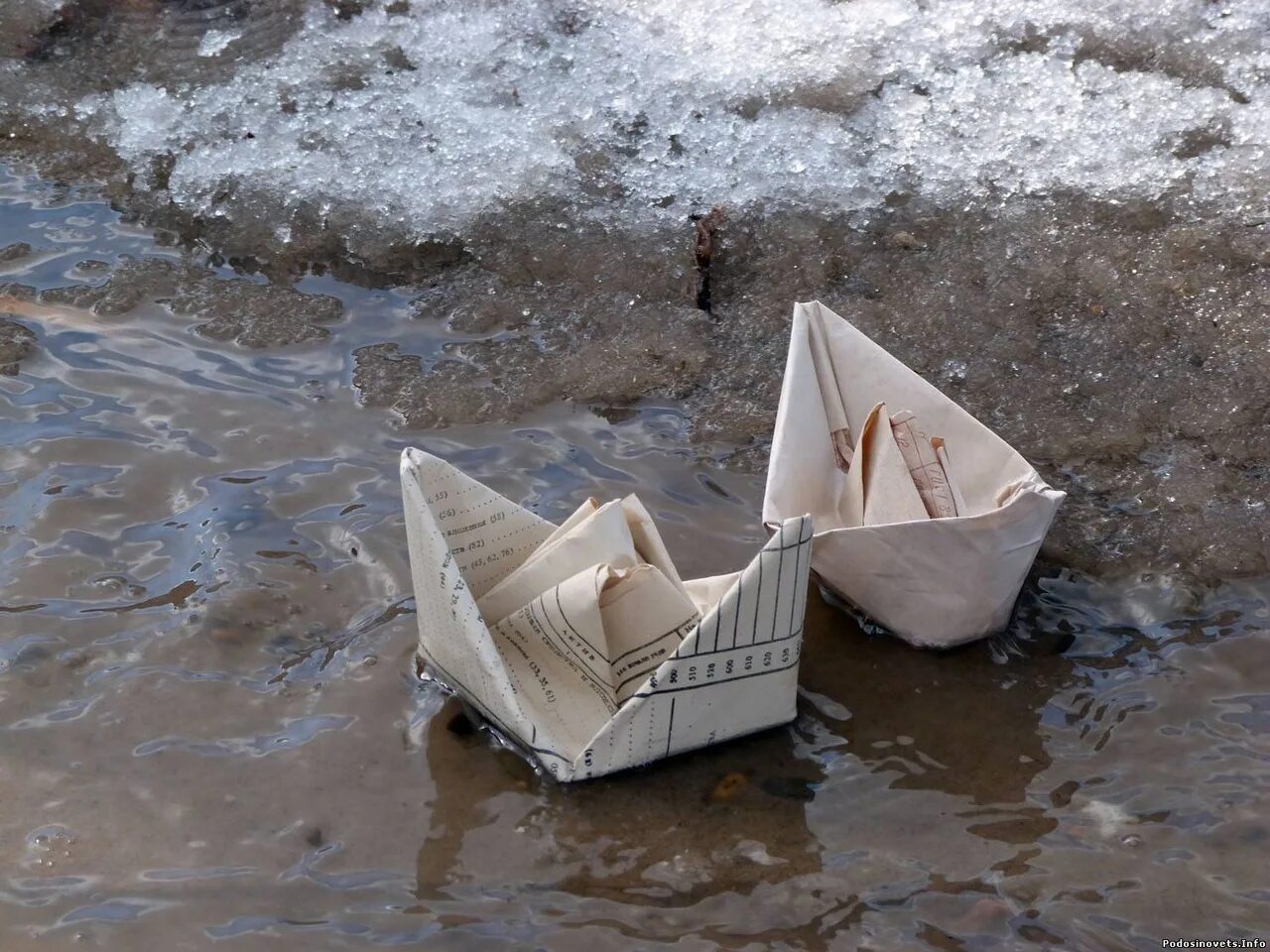Кораблик из бумаги я по ручью пустил. Бумажный кораблик в ручейке. Бумажный кораблик в ручье. Весенние кораблики.