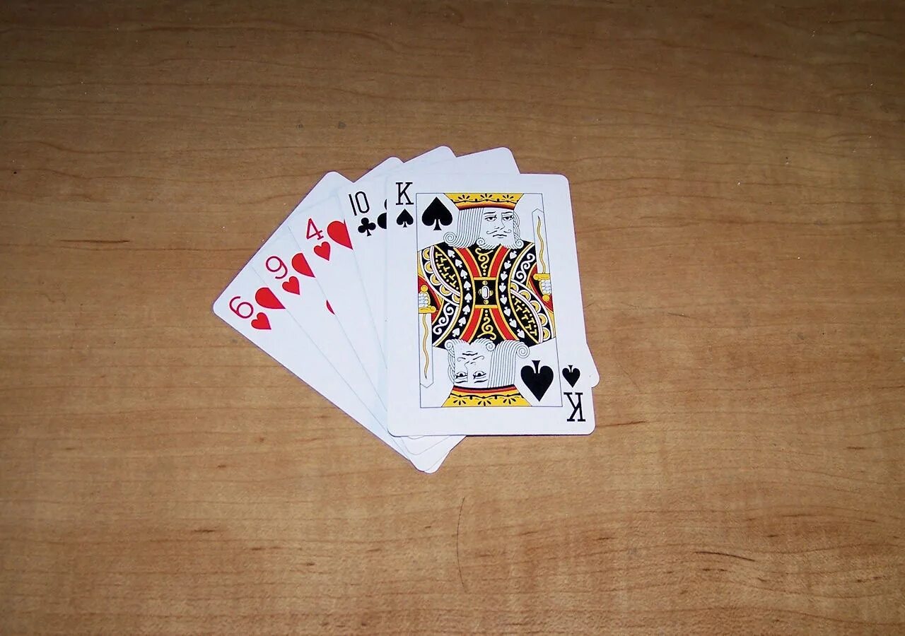 Карты в руках. Рука с игровой картой. Карточные игры со взятками. Карточный рука с картой. Играть в карты на деньги перевод