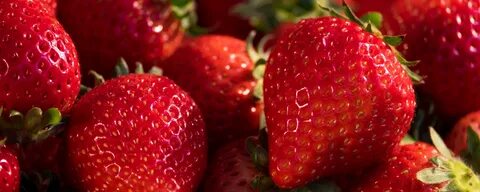 Скачать обои ягоды, клубника, красные, fresh, wood, спелая, sweet, strawber...
