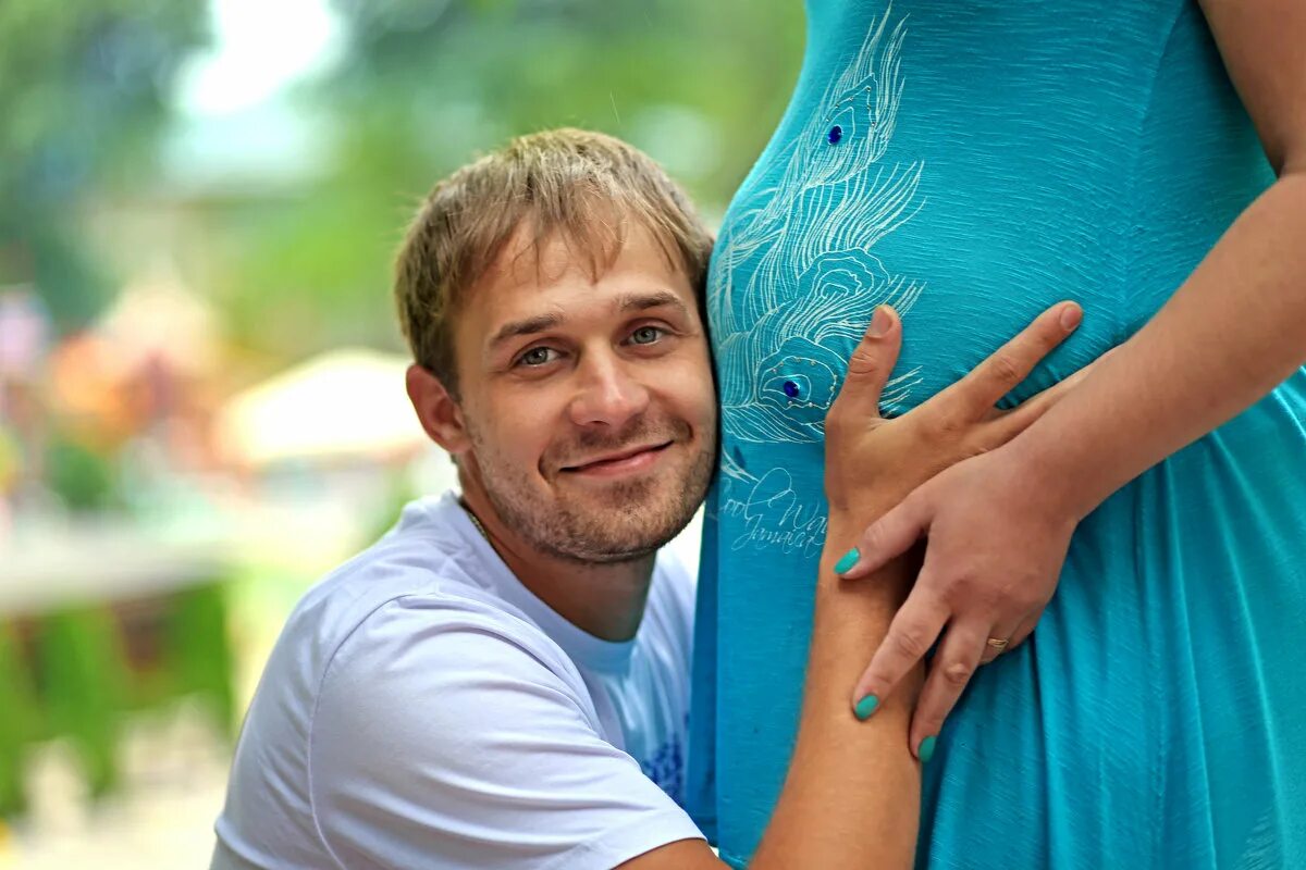 люди в ожидании чуда. люди в ожидании чуда. фотосессия в ожидании чуда. новогодняя фотосессия беременной с мужем. фотосессия беременных с мужем в студии.