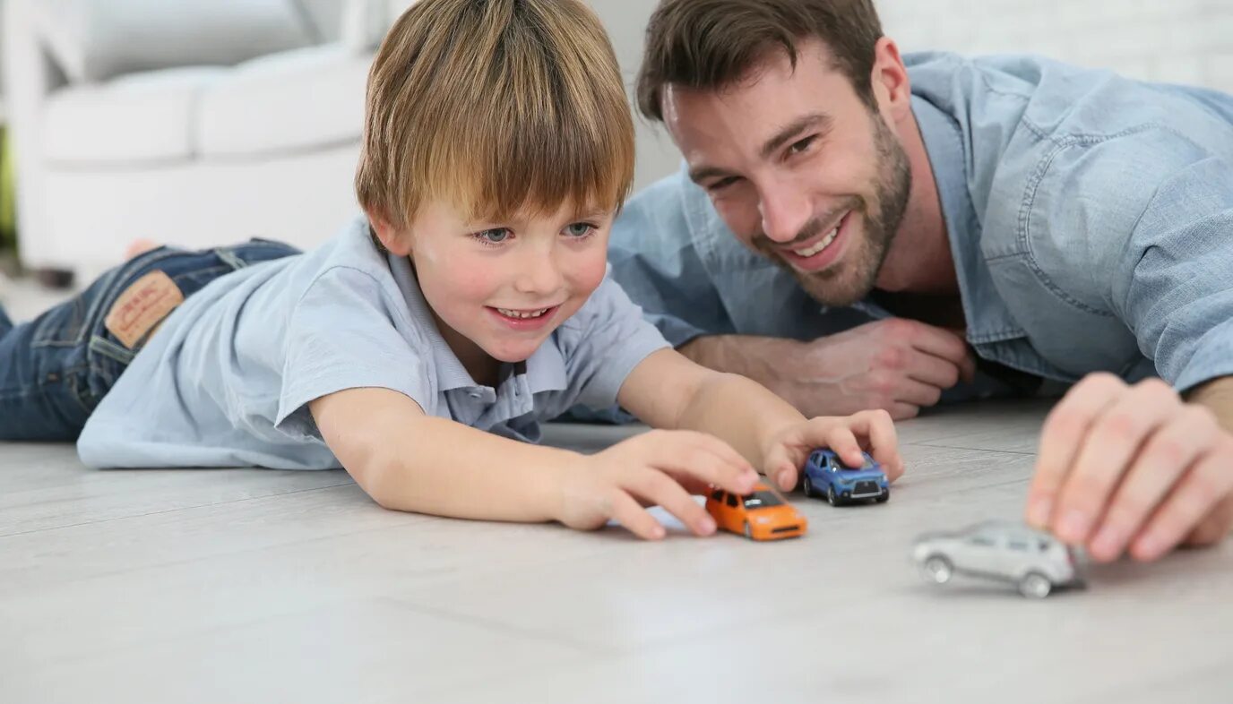 Dad likes playing. Отец и сын. Мужчина с ребенком. Папа играет с сыном. Детям о папе.