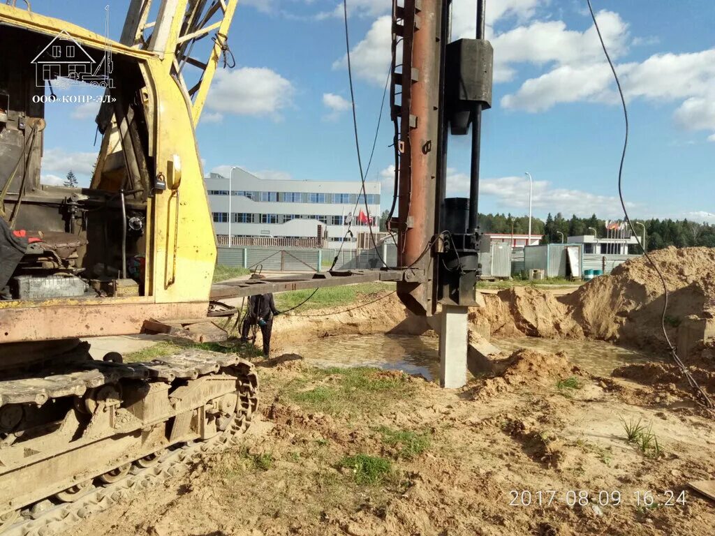 вбивает сваи в грунт. дз 171 забивка свай. забивные сваи технология забивки. молот для свай с811а. свайный фундамент в плывуне.