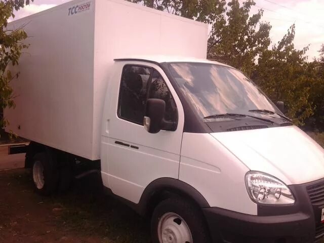 Ищу водителя на газель. Водитель-экспедитор категории с. Водитель экспедитор газель. Экспедитор газель. Курьер с коробкой.