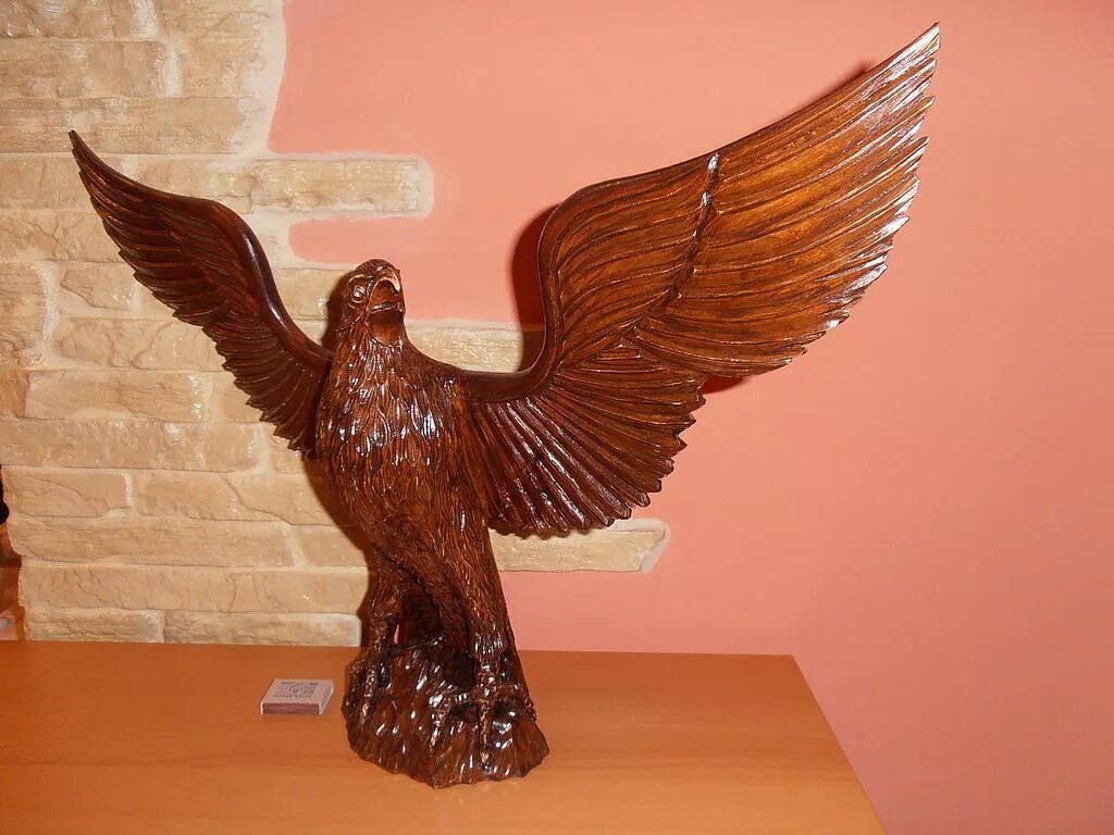 Деревянная скульптура орла. Скульптура орла из дерева. Фигура орла из дерева. Деревянная скульптура птицы.