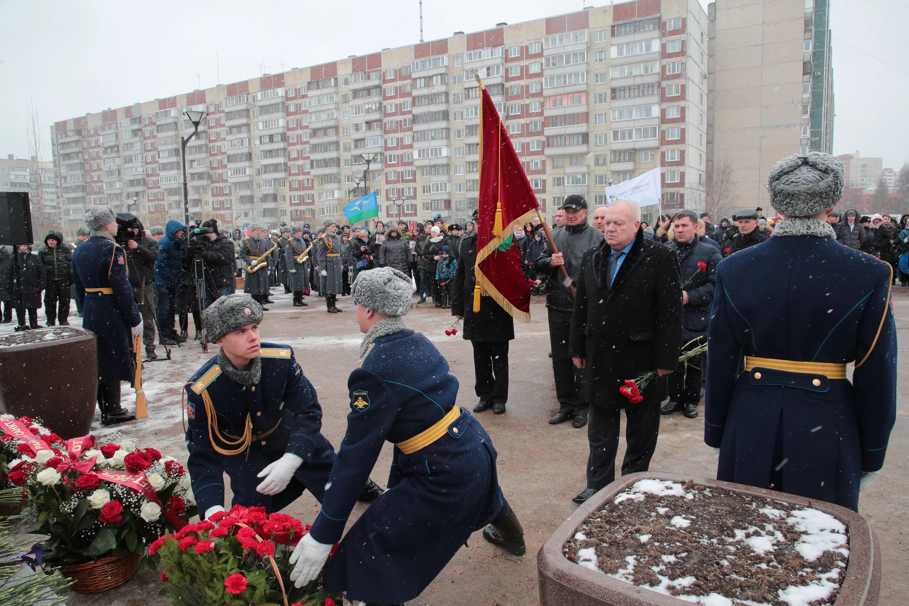 Псковская рота 20 лет назад. Памятник десантникам 6 роты Псковской дивизии ВДВ. Парк боевого братства Санкт-Петербург памятник десантникам. Сквер псковских десантников в СПБ. Памяти 6 роты Псковской дивизии.