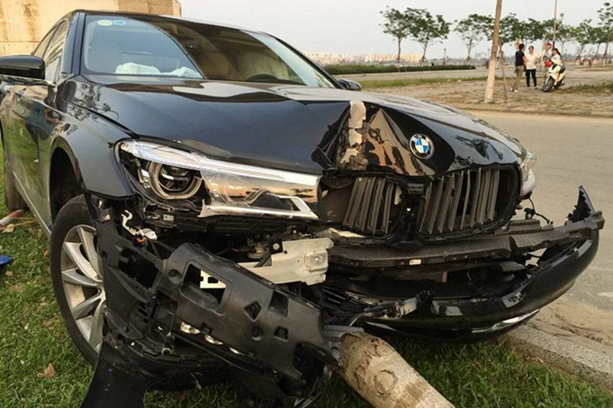 BMW 7 crash. Разбитый BMW x6. БМВ м5 битый. БМВ м5 битая.