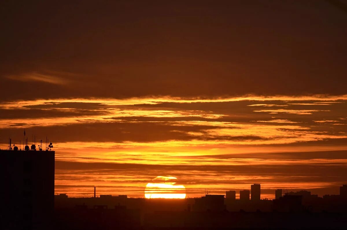 красивый закат над городом. оранжевый закат город. красивый закат над городом. красивый закат в городе. закат в городе.