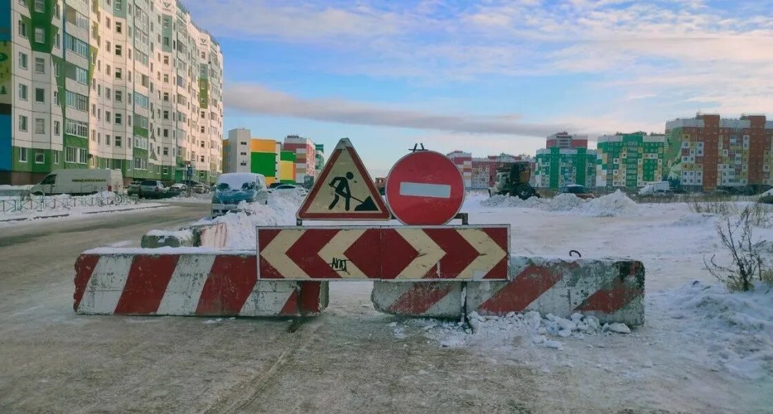 Памятник алёша в нижневартовске. Самотлорское месторождение нефти. Новости самотлора нижневартовска. Спорткомплекс нижневартовск. Памятник герою самотлора.