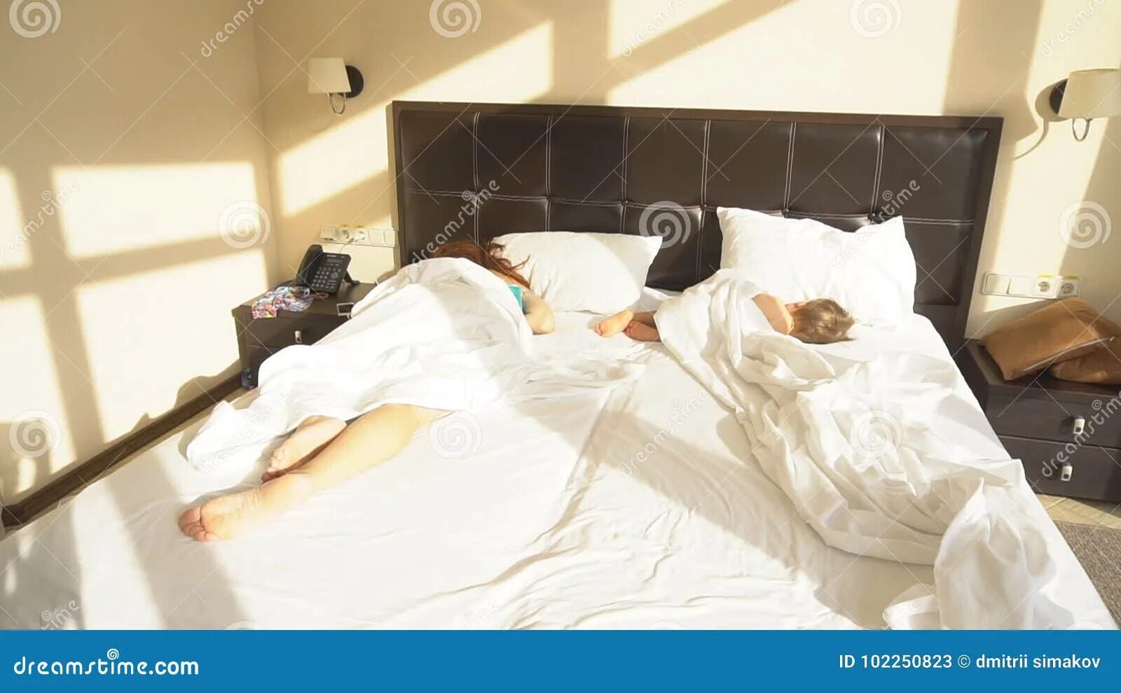 Сон сын на кровати. Сон сын на кровати. Mother and son sleeper. Завалил маму в кровать. Сын спит.