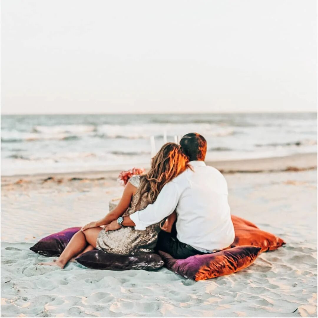 Пара на берегу океана. Влюбленные на берегу моря. Парочка на берегу моря. Пара на море. Парочка на берегу моря.