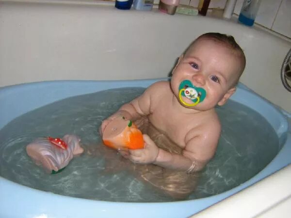 Парень в ванне купается. Малыш в ванне. Купается в ванной. Ребенок купается в ванночке. Купание детей 7 лет в ванной.